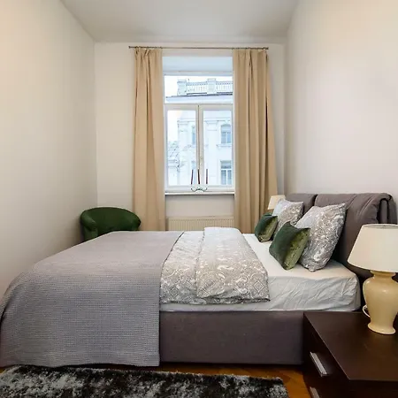 Town Hall Apartment *